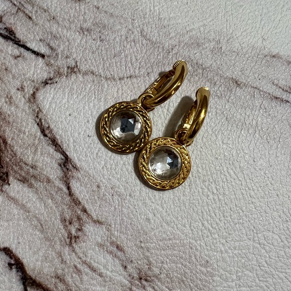 Vintage LCI Liz Claiborne Inc Gold Tone Drop/ Dangles Clip Earrings - Picture 2 of 5